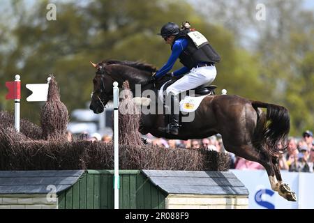 Badminton Estate, Gloucestershire, Großbritannien. 7. Mai 2023. 2023 Badminton Horse Trials Day 4; William Levett aus Australien reitet Huberthus AC gegen Fence 21during der Cross Country Test Credit: Action Plus Sports/Alamy Live News Stockfoto