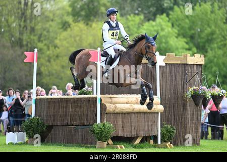 Badminton Estate, Gloucestershire, Großbritannien. 7. Mai 2023. 2023 Badminton Horse Trials Day 4; Tom McEwen aus Großbritannien reitet Toledo De Kerser während des Cross Country Tests Credit: Action Plus Sports/Alamy Live News Stockfoto