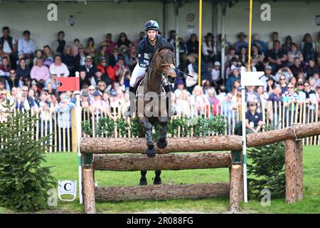 Badminton Estate, Gloucestershire, Großbritannien. 7. Mai 2023. 2023 Badminton Horse Trials Day 4; Arthur Duffort von Frankreich reitet Toronto D'Aurois während des Cross Country Tests Credit: Action Plus Sports/Alamy Live News Stockfoto