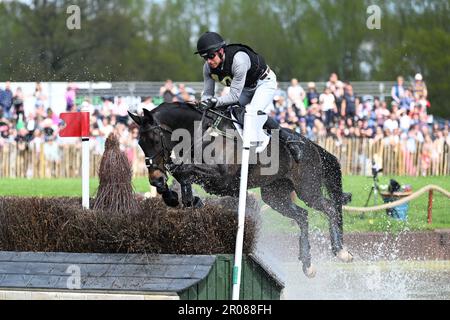 Badminton Estate, Gloucestershire, Großbritannien. 7. Mai 2023. 2023 Badminton Horse Trials Day 4; Tom Crisp of Great Britain reitet Liberty and Glory während des Cross-Country-Tests Credit: Action Plus Sports/Alamy Live News Stockfoto