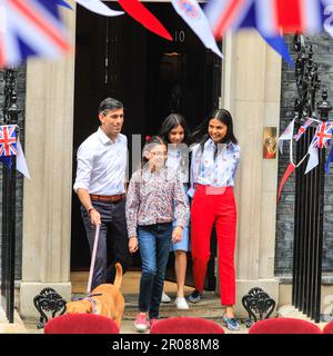 London, Großbritannien. 07. Mai 2023. Die Sunak-Familie nimmt an dem Mittagessen Teil. Der britische Premierminister Rishi Sunak, seine Frau Akshata Murty, die Töchter Krishna und Anoushka und Labrador Nova veranstalten in der Downing Street ein köstliches Mittagessen mit besonderen Gästen, Dr. Jill Biden, die First Lady der USA, und ihre Enkelin Finnegan. Community-Helden, ukrainische Familien, Empfänger des Points of Light Award, Jugendgruppen und andere versammeln sich heute in der Downing Street zu einem besonderen Krönungsessen. Kredit: Imageplotter/Alamy Live News Stockfoto