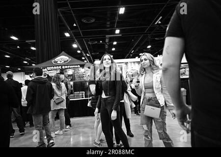 Calgary Beer Festival: Zwei junge Frauen kommen in die Menge Stockfoto