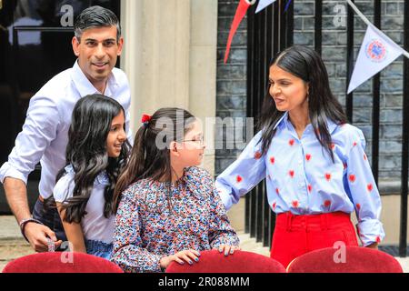 London, Großbritannien. 07. Mai 2023. Die Sunak-Familie nimmt an dem Mittagessen Teil. Der britische Premierminister Rishi Sunak, seine Frau Akshata Murty, die Töchter Krishna und Anoushka und Labrador Nova veranstalten in der Downing Street ein köstliches Mittagessen mit besonderen Gästen, Dr. Jill Biden, die First Lady der USA, und ihre Enkelin Finnegan. Community-Helden, ukrainische Familien, Empfänger des Points of Light Award, Jugendgruppen und andere versammeln sich heute in der Downing Street zu einem besonderen Krönungsessen. Kredit: Imageplotter/Alamy Live News Stockfoto