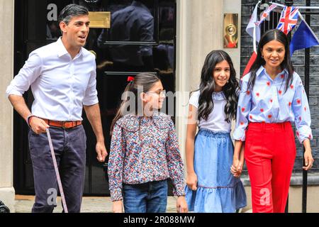 London, Großbritannien. 07. Mai 2023. Die Sunak-Familie nimmt an dem Mittagessen Teil. Der britische Premierminister Rishi Sunak, seine Frau Akshata Murty, die Töchter Krishna und Anoushka und Labrador Nova veranstalten in der Downing Street ein köstliches Mittagessen mit besonderen Gästen, Dr. Jill Biden, die First Lady der USA, und ihre Enkelin Finnegan. Community-Helden, ukrainische Familien, Empfänger des Points of Light Award, Jugendgruppen und andere versammeln sich heute in der Downing Street zu einem besonderen Krönungsessen. Kredit: Imageplotter/Alamy Live News Stockfoto