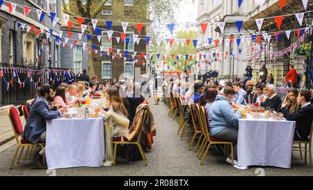 London, Großbritannien. 07. Mai 2023. Der britische Premierminister Rishi Sunak, seine Frau Akshata Murty, die Töchter Krishna und Anoushka und Labrador Nova veranstalten in der Downing Street ein köstliches Mittagessen mit besonderen Gästen, Dr. Jill Biden, die First Lady der USA, und ihre Enkelin Finnegan. Community-Helden, ukrainische Familien, Empfänger des Points of Light Award, Jugendgruppen und andere versammeln sich heute in der Downing Street zu einem besonderen Krönungsessen. Kredit: Imageplotter/Alamy Live News Stockfoto