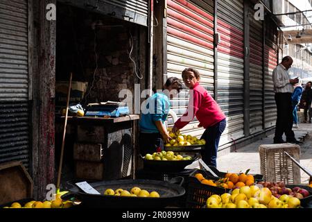 Damaskus, Syrien - april 2023: Ein Junge und ein Mädchen, die Obst auf dem Markt in Damaskus, Syrien, verkaufen Stockfoto