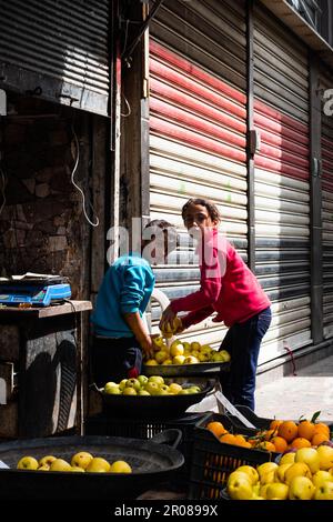 Damaskus, Syrien - April 2023: Ein Junge und ein Mädchen, die Obst auf dem Markt in Damaskus, Syrien, verkaufen Stockfoto