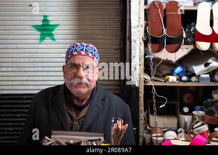 Damaskus, Syrien - april 2023: Portrait eines syrischen Händlers im Souk Al Hamidiyah, vor seinem Shop in Damaskus, Syrien. Stockfoto