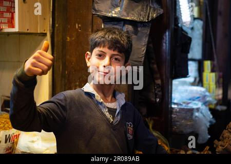 Damaskus, Syrien - april 2023: Portrait eines syrischen Händlers im Souk Al Hamidiyah, vor seinem Shop in Damaskus, Syrien. Stockfoto