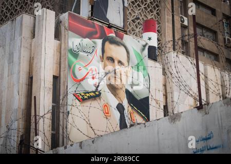 Damaskus, Syrien - Mai 2023: Poster mit dem syrischen Präsidenten Bashar Al Assad zur Gebäudefassade Stockfoto
