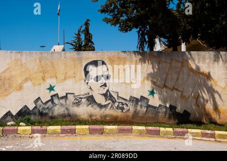 Damaskus, Syrien - Mai 2023: Gemälde des syrischen Präsidenten Bashar Al Assad an der syrischen libanesischen Grenze Stockfoto