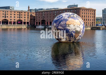 LIVERPOOL 7. MAI 2023: Ein Foto von Luke Jerrams Kunstinstallation Floating Earth am Albert Dock in Liverpool. Stockfoto