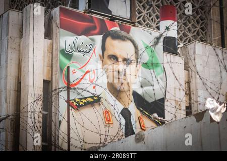 Damaskus, Syrien - Mai 2023: Poster mit dem syrischen Präsidenten Bashar Al Assad zur Gebäudefassade Stockfoto