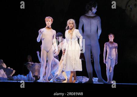 Front, l-r: Steven McRae (Damon), Danielle de Niese (Galatea), (zurück in die Kamera) Lauren Cuthbertson (Galatea) hinten rechts: Edward Watson (Acis) in ACIS UND GALATEA in der Royal Opera, Covent Garden, London WC2 31/03/2009 Orchester of the Age of Enlightenment / George Handel Balcers of the Royal: George Händel Dancers of the Royal John Gay Dirigent: Christopher Hogwood Design: Hildegard Bechtler Beleuchtung: Lucy Carter Regisseur und Choreograf: Wayne McGregor Stockfoto