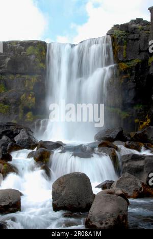 Thingvellir, Island. 02. Aug. 2022. Öxarárfoss ist ein Wasserfall im Westen Islands im Nationalpark Thingvellir am Golden Circle. Der Nationalpark ist eine beliebte Touristenattraktion, da er die Grenze zwischen dem nordamerikanischen und dem eurasischen Nummernschild bildet. Kredit: Finn Huwald/dpa/Alamy Live News Stockfoto