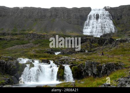 Westfjorde, Island. 27. Juli 2022. Der Dynjandi-Wasserfall ist der höchste Wasserfall im Westfjordgebiet. Es ist etwa 100 Meter hoch. Durch die vielen Stufen zieht es Touristen an. Kredit: Finn Huwald/dpa/Alamy Live News Stockfoto