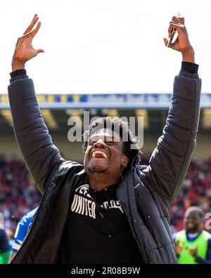 Barnsley, Großbritannien. 07. Mai 2023. Nathanael Ogbeta von Peterborough United feiert nach dem Sky Bet League 1-Spiel Barnsley gegen Peterborough in Oakwell, Barnsley, Großbritannien, am 7. Mai 2023 (Foto von Nick Browning/News Images) in Barnsley, Großbritannien, am 5./7. Mai 2023. (Foto von Nick Browning/News Images/Sipa USA) Guthaben: SIPA USA/Alamy Live News Stockfoto