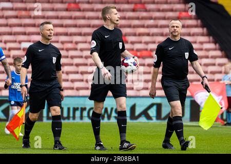 Barnsley, Großbritannien. 07. Mai 2023. Schiedsrichter Scott Oldham und seine Assistenten begeben sich vor dem Sky Bet League 1-Spiel Barnsley gegen Peterborough in Oakwell, Barnsley, Großbritannien, 7. Mai 2023 (Foto von Nick Browning/News Images) in Barnsley, Großbritannien, am 5./7. Mai 2023. (Foto von Nick Browning/News Images/Sipa USA) Guthaben: SIPA USA/Alamy Live News Stockfoto