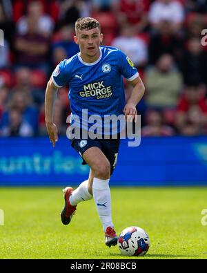 Barnsley, Großbritannien. 07. Mai 2023. Harrison Burrows aus Peterborough United läuft mit dem Ball während des Sky Bet League 1-Spiels Barnsley gegen Peterborough in Oakwell, Barnsley, Großbritannien, 7. Mai 2023 (Foto von Nick Browning/News Images) in Barnsley, Großbritannien, am 5./7. Mai 2023. (Foto von Nick Browning/News Images/Sipa USA) Guthaben: SIPA USA/Alamy Live News Stockfoto