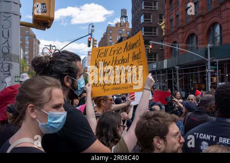 NEW YORK, NEW YORK - MAI 06: Protestteilnehmer hält: "Sagen Sie Eric Adams & Kathy Hochul, dass WOHNUNGEN uns beschützen!" unterschreiben Sie während eines marsches von der U-Bahn-Station Broadway-Lafayette zur U-Bahn-Station Lexington Ave/63. Street während eines Protestes „Justice for Jordan Neely“ am 06. Mai 2023 in New York City. Mehr als 15 Personen wurden den ganzen Tag über festgenommen, wobei die meisten Verhaftungen in der U-Bahn-Station stattfanden, nachdem Demonstranten einen Zug daran hinderten, den Bahnhof zu verlassen und die U-Bahn-Gleise zu betreten. Laut Polizei und Zeugenaussagen starb Neely, der 30 Jahre alt war und in einem Obdachlosenheim wohnte, nach BE Stockfoto