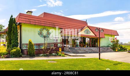 Zalipie, Polen - 29. April 2023: Ethnographisches Museum des Malerhauses Dom Malarek mit traditionellen Volksblumengemälden im Dorf Zalipie bei Tarnow Stockfoto