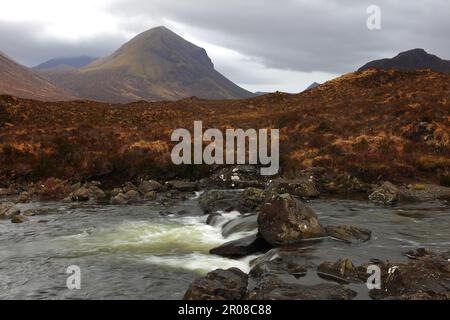 Fließender Flusssligachan mit Marsko im Hintergrund. Isle of Skye, Schottland, Vereinigtes Königreich. Stockfoto