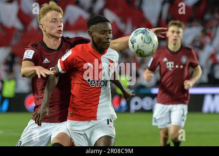 Prag, Tschechische Republik. 3. Mai 2023. OSCAR DORLEY von Slavia Praha kämpft mit Spartas ADAM KARABEC (L) beim tschechischen Pokal 2022-2023 am 03. Mai 2023 in Prag um den Ball, während sie im Finalspiel Sparta Prag 2:0 schlagen. (Kreditbild: © Slavek Ruta/ZUMA Press Wire) NUR REDAKTIONELLE VERWENDUNG! Nicht für den kommerziellen GEBRAUCH! Stockfoto