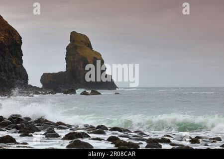 Wellen stürzen auf die Felsen in Talisker Bay, Isle of Skye, Schottland, Großbritannien. Stockfoto