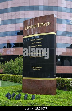 COSTA MESA, KALIFORNIEN - 5. MAI 2023: Center Tower, ein 21-stöckiges Bürogebäude neben dem Segerstrom Center for the Arts. Stockfoto