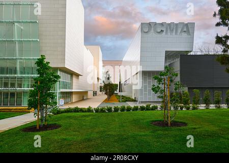 COSTA MESA, KALIFORNIEN - 5. MAI 2023: Orange County Museum of Art (OCMA) und Samueli Theater. Stockfoto