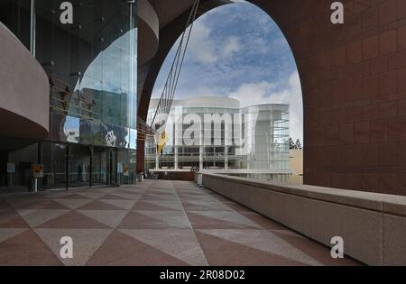 COSTA MESA, KALIFORNIEN - 5. MAI 2023: Die Konzerthalle Renee and Henry Segerstrom aus der Segerstrom Hall und die Feuervogel-Skulptur. Stockfoto