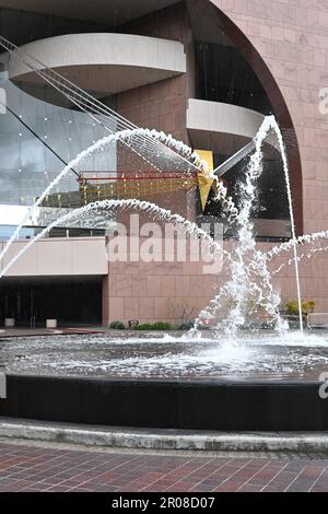 COSTA MESA, KALIFORNIEN - 5. MAI 2023: Segerstrom Hall mit dem Brunnen im Vordergrund. Stockfoto