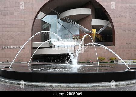 COSTA MESA, KALIFORNIEN - 5. MAI 2023: Segerstrom Hall mit dem Brunnen im Vordergrund. Stockfoto