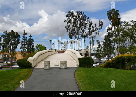 COSTA MESA, KALIFORNIEN - 5. MAI 2023: Unity Bridge, Verbindung zwischen South Coast Plaza und Stadtzentrum und dem Segerstrom Center. Stockfoto