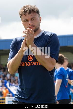 Deva Stadium, Chester, Cheshire, England, 7. Mai 2023. Chester's Kurt Willoughby klatscht den Fans nach den Aufwärmpausen während des Chester Football Club V Brackley Town Football Club im Vanarama National League North Halbfinale Play-Off Credit Image: ©Cody Froggatt Alamy Live News) Stockfoto