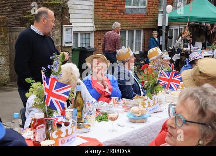 Mayfield, East Sussex, Großbritannien. 7. Mai 2023 In ganz Großbritannien fanden Straßenpartys statt, um Kings Charles III.'s Krönung zu markieren. Das Wetter wurde für die Bewohner von Mayfield, East Sussex aufgehellt und alle hatten Spaß. Kredit : Monica Wells/Alamy Live News Stockfoto