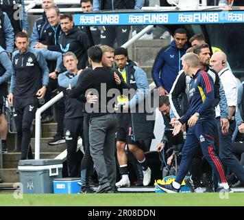 7. Mai 2023; St. James' Park, Newcastle, England: Premier League Football, Newcastle United gegen Arsenal; Newcastle United Manager Eddie Howe und Arsenal Manager Mikel Arteta begrüßen das Spiel am Ende des Spiels Stockfoto