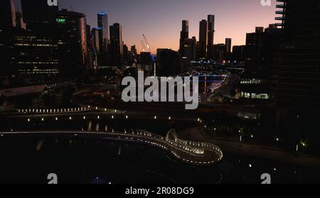 Docklands, VIC, Australien - 17. Dez. 2022 - die Skyline von Melbourne erstrahlt mit Reflexionen im Fluss. Stockfoto