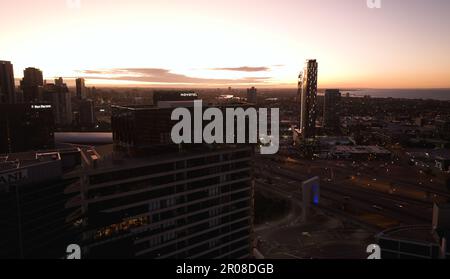 Docklands, VIC, Australien - 17. Dez. 2022 - die Skyline von Melbourne leuchtet bei Sonnenaufgang. Stockfoto