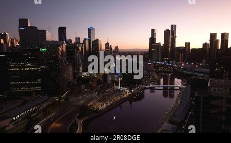 Docklands, VIC, Australien - 17. Dez. 2022 - die Skyline von Melbourne erstrahlt mit Reflexionen im Fluss. Stockfoto