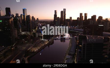 Docklands, VIC, Australien - 17. Dez. 2022 - die Skyline von Melbourne erstrahlt mit Reflexionen im Fluss. Stockfoto
