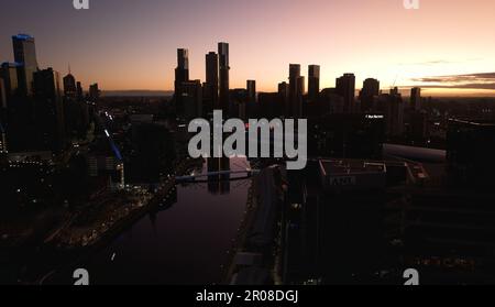 Docklands, VIC, Australien - 17. Dez. 2022 - die Skyline von Melbourne erstrahlt mit Reflexionen im Fluss. Stockfoto