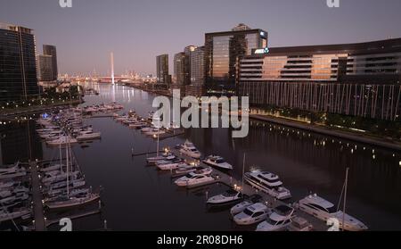 Docklands, VIC, Australien - 17. Dez. 2022 - Yachtpier in Docklands bei Sonnenaufgang beleuchtet. Stockfoto