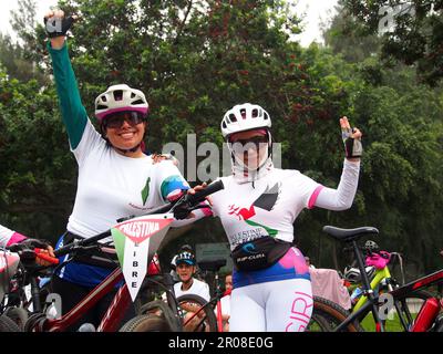 "Freies Palästina" kann man auf den Bannern und T-Shirts einer Gruppe weiblicher Radfahrer lesen, wenn Tausende von Menschen an der jährlichen Radtour am Nakba-Tag teilnehmen, die zur Unterstützung der palästinensischen Bevölkerung durch die Straßen von Lima verläuft. Die Fahrt wird jedes Jahr von der Botschaft des Staates Palästina in Peru organisiert, um der Nakba-Katastrophe oder der großen palästinensischen Katastrophe zu gedenken. Nakba, Mai 15., ist das Datum, an dem am 1948, Die Vertreibung des palästinensischen Volkes und der Verlust seiner Heimat durch die Gründung des Staates Israel begannen. Stockfoto