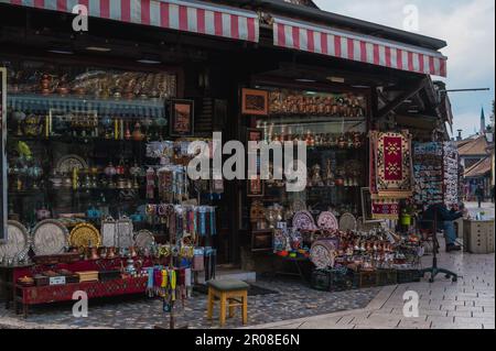 Traditionelle Girfläden im historischen Zentrum von Sarajevo, Bascarsija. bosnische Souvenirs in der Altstadt von Sarajevo einkaufen Stockfoto