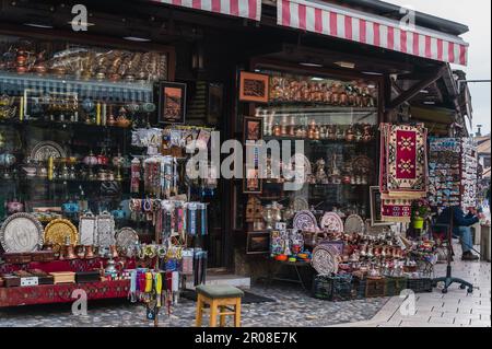 Traditionelle Girfläden im historischen Zentrum von Sarajevo, Bascarsija. bosnische Souvenirs in der Altstadt von Sarajevo einkaufen Stockfoto