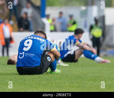 Deva Stadium, Chester, Cheshire, England, 7. Mai 2023. Chester-Spieler sind vom Vollzeitergebnis erschüttert, während des Chester Football Club V Brackley Town Football Club, in der Vanarama National League North Halbfinale Play-Off Credit Image: ©Cody Froggatt Alamy Live News) Stockfoto