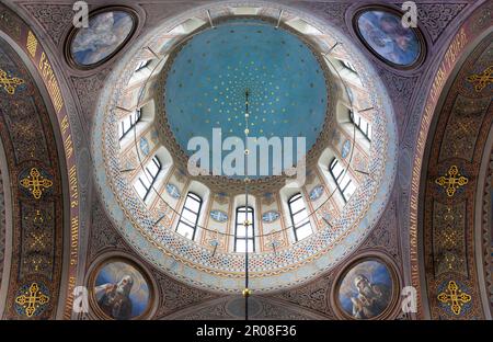 Blick in die Kuppel im Inneren der orthodoxen Uspenski-Kathedrale in Helsinki, Finnland. Die Kathedrale wurde am 25. Oktober 1868 eröffnet. Stockfoto