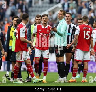7. Mai 2023; St. James' Park, Newcastle, England: Premier League Football, Newcastle United gegen Arsenal; Arsenals Granit Xhaka streitet am Ende des Spiels mit Dan Burn von Newcastle United, wie er es während des Spiels getan hat Stockfoto