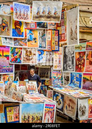 Marrakesch, Marokko, 8. April 2023. Ein Kunstgeschäft mit bunten Gemälden in der Marrakesch Medina an einem sonnigen Tag. Stockfoto